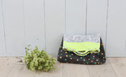 ハレの日にも使える！タック入りクラッチバッグ