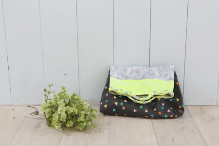 ハレの日にも使える！タック入りクラッチバッグ