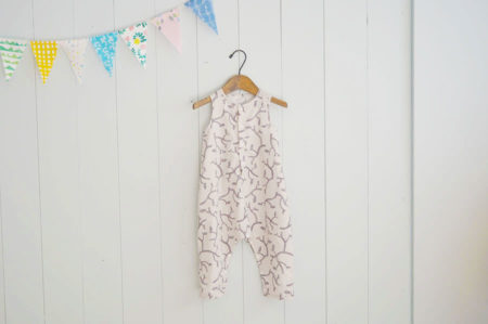 『小さな子どもの手づくり服』からヘンリーネックロンパースを作りました！