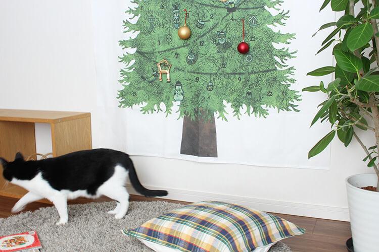 猫とクリスマスツリータペストリー