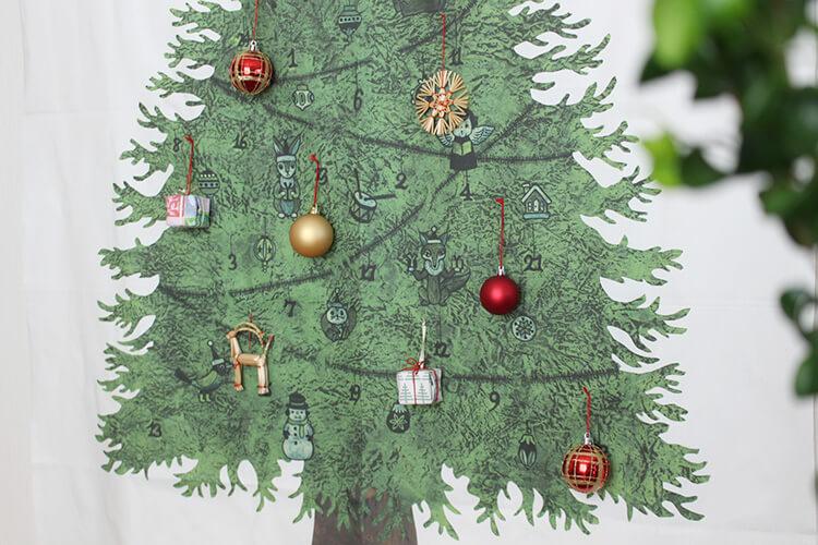 クリスマスツリーに飾られたオーナメントプレゼントボックス型