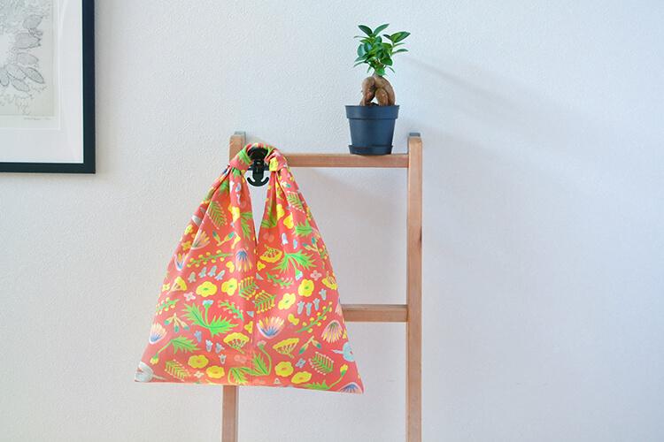 ２枚の四角い布で簡単に作れる！ワンハンドルの三角バッグ【型紙不要】【手縫いOK】