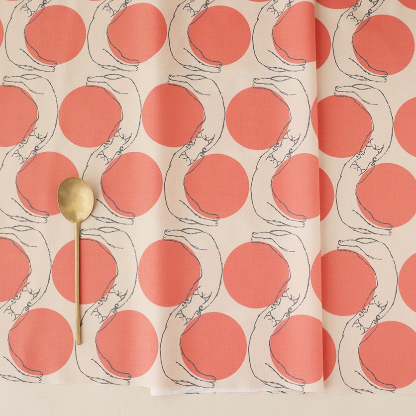 ねこと皿（クリームベージュ＆オレンジ）／藤原千晶