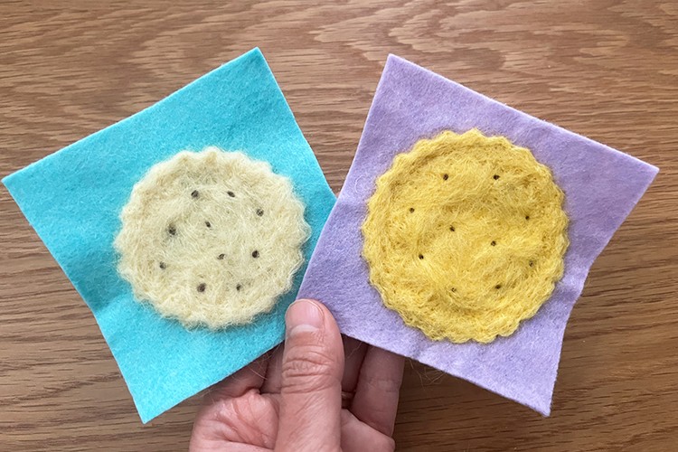 縫わないワッペン　ビスケット