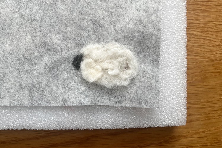 縫わないワッペン　ひつじ