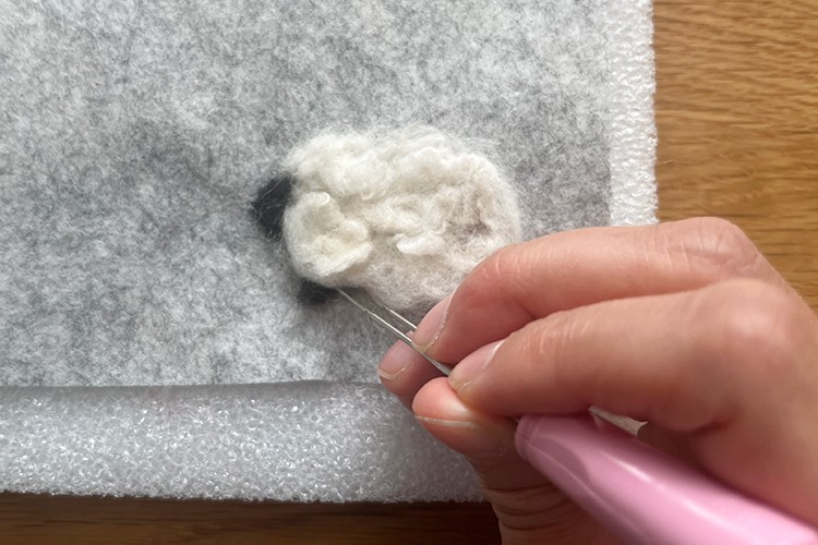 縫わないワッペン　ひつじ