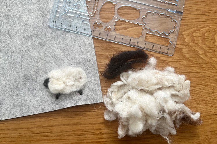 縫わないワッペン　ひつじ