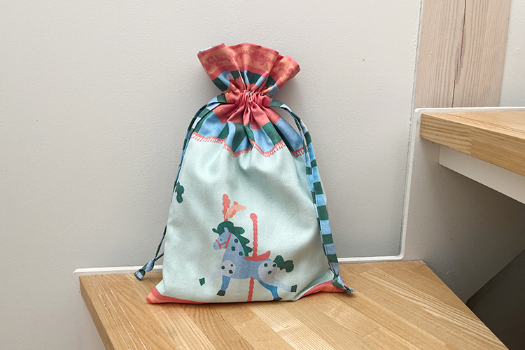 2枚仕立て（裏地つき）のフリル巾着袋（メリーゴーランド/ big）