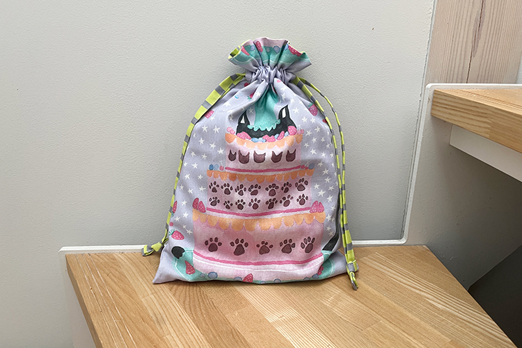 2枚仕立て（裏地つき）のフリル巾着袋（黒猫の幸せケーキ）