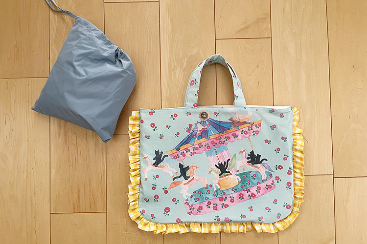 ぐるりとふちどったフリルがキュートなレッスンバッグ